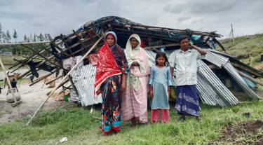 ঝড়ে উড়ে গেল ঘর, খোলা আকাশের নিচে অসহায় পরিবার