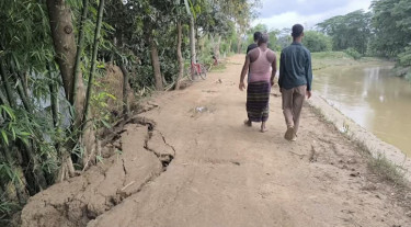 নড়বড়ে বাঁধ, বন্যার আতঙ্কে মুহুরি পাড়ের লাখো মানুষ