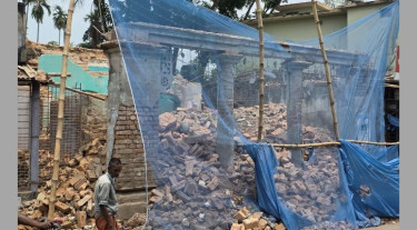 পুঠিয়া রাজবাড়ীর কমপ্লেক্স ভবন ভাঙছেন স্থানীয় আ’লীগ নেতা
