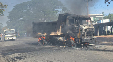 রাজশাহীতে দুর্ঘটনায় একজন নিহতের জেরে দুই ট্রাকে আগুন