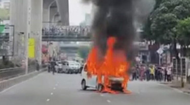 ফার্মগেটে মাইক্রোবাসে আগুন