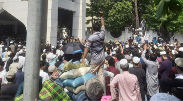 পাটওয়ারীর আগমনে মসজিদে হুড়োহুড়ি, দরজা ভাঙচুরে মুসল্লিদের ক্ষোভ