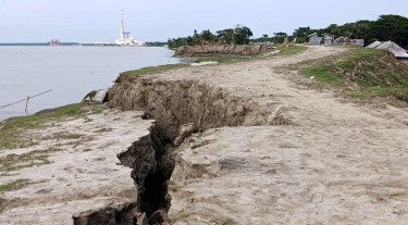 তালতলীর বেড়িবাঁধে ভয়াবহ ফাটল, ঝুঁকিতে ১৫ গ্রাম