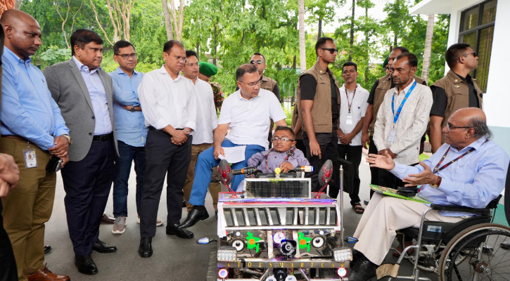 প্রতিবন্ধী ওয়াকিমুলের বানানো স্মার্ট কারে চড়লেন প্রধানমন্ত্রী