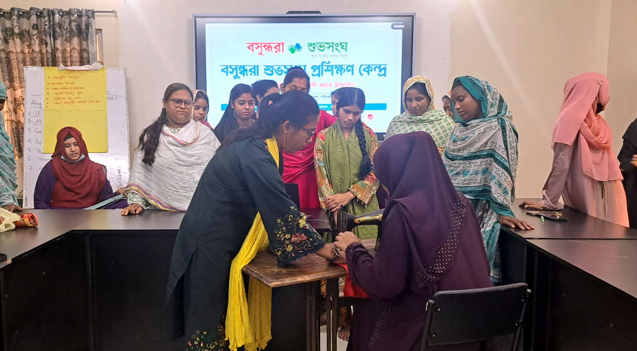গাইবান্ধায় বসুন্ধরা শুভসংঘের সেলাই প্রশিক্ষণে বদলে যাওয়ার স্বপ্ন দেখছেন নারীরা