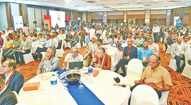 চাপে গণমাধ্যম, সংকটকালই পরিবর্তনের বড় সুযোগ