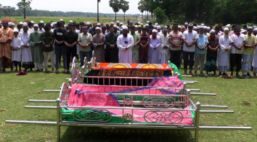 পাশাপাশি কবরে চিরশায়িত মা-তিন মেয়েসহ পাঁচজন, গ্রামজুড়ে শোকের ছায়া