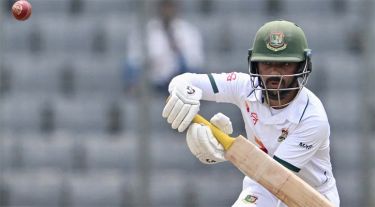 পাঁচ হাজার রান ছুঁয়ে ফিরলেন মুমিনুল, শান্তর ব্যাটে এগোচ্ছে বাংলাদেশ