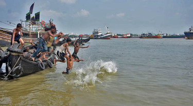 চট্টগ্রামে তীব্র গরমে নাভিশ্বাস, স্বস্তির খোঁজে মানুষ