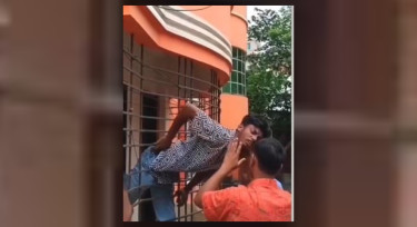 চুরি করতে গিয়ে গ্রিলে আটকা পড়লেন তরুণ