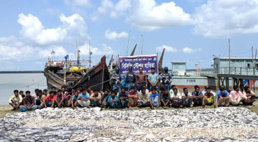 নিষেধাজ্ঞা অমান্য করে মেঘনায় মাছ ধরায় ৪৫ জেলে আটক