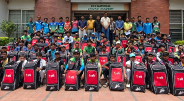 সম্ভাবনাময় ৯০ জন নবীন খেলোয়াড়কে ক্রিকেট কিট দিলো রবি