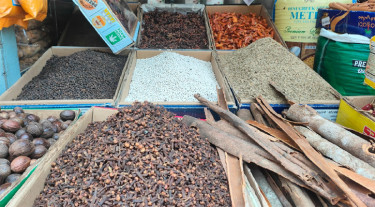 মরিচের ঝাল বেড়েছে, গরম মসলার বাজার জমজমাট
