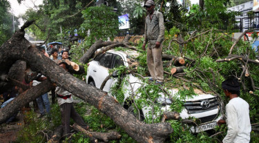 উত্তরপ্রদেশে ভয়াবহ ঝড়ের তাণ্ডব: নিহত শতাধিক, লন্ডভন্ড জনপদ