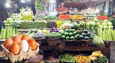 ১০০ টাকার নিচে মিলছে না সবজি, কারণ ছাড়াই বেড়েছে ডিমের দাম