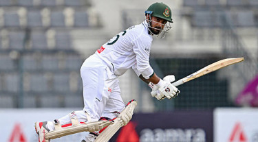 দ্বিতীয় সেশনেও ধাক্কা, ধুঁকছে বাংলাদেশ