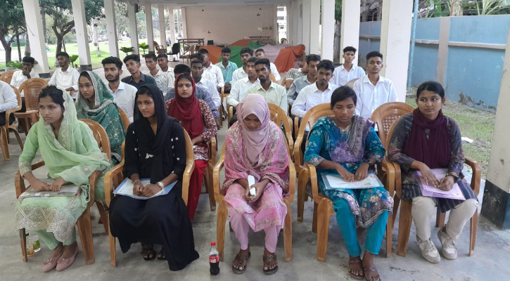 ঝালকাঠিতে ১৩ তরুণ-তরুণীর টিআরসি পদে চাকরি