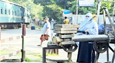 নারীর হাতের ইশারায় চলে ট্রেন