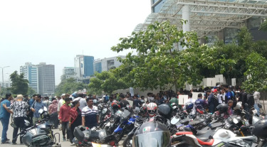 মোটরসাইকেলে অগ্রিম আয়কর না বসাতে এনবিআরের সামনে মানববন্ধন