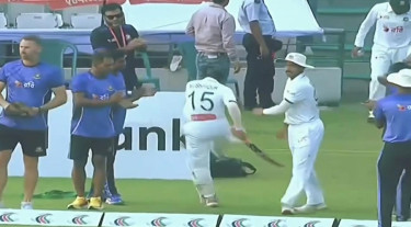 ১৩৭ রানের পর হেলমেটকে ফুটবল বানালেন মুশফিক!