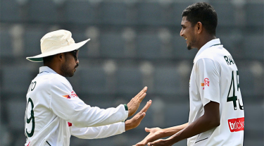 ৩৩৬ রানে পিছিয়ে থেকে মধ্যাহ্নভোজে পাকিস্তান
