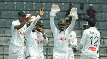 জয় দেখছে বাংলাদেশ, হার এড়াতে লড়ছে পাকিস্তান