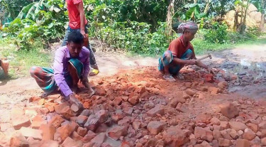 ব্যক্তি উদ্যোগে ভাঙা সড়ক সংস্কার, স্বস্তিতে ২০ গ্রামের মানুষ
