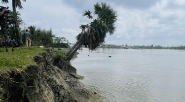 বসতি হারানোর শঙ্কায় ছোট ফেনী নদীপাড়ের বাসিন্দারা