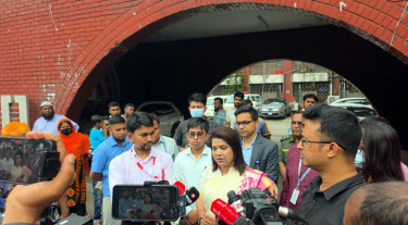 প্রতিবন্ধী বাবার আইসিইউতে থাকা শিশুর দায়িত্ব নিলেন ডিসি ফরিদা