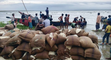 গাইবান্ধায় ঝড়ে ভিজিএফের ৪৬৭ বস্তা চালসহ ২ নৌকাডুবি