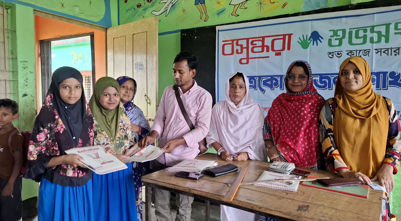 নেত্রকোনায় বসুন্ধরা শুভসংঘের শিক্ষা উপকরণ বিতরণ