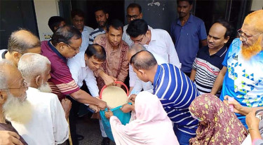 ঝিনাইদহে ঈদুল আজহা উপলক্ষে দুস্থদের মাঝে চাল বিতরণ