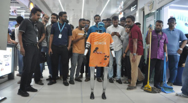 ক্রেতাদের মনোরঞ্জনে অনারের এ রোবট