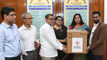 স্বাস্থ্য মন্ত্রণালয়কে জরুরি চিকিৎসা সরঞ্জাম দিল আইসিআরসি