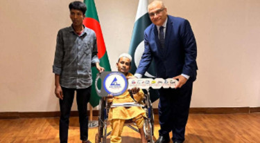 রংপুরের আসরাইলকে থ্রি-হুইলার উপহার দিলেন পাকিস্তানের হাইকমিশনার