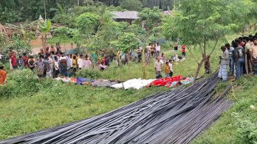 বাসভাড়া বাঁচাতে রড বোঝাই ট্রাকে ঈদযাত্রাই কাল হলো