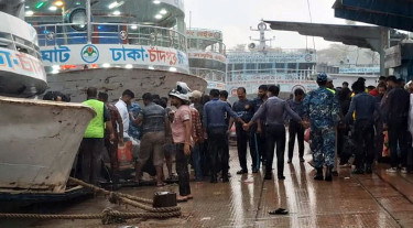 প্রচণ্ড ঝড়ে চাঁদপুর ঘাটে লঞ্চ কাত হয়ে ১০ যাত্রী আহত