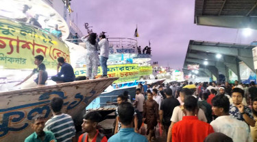 ঈদের ছুটিতে সদরঘাটে জনস্রোত, যানজট-বৃষ্টিতে দুর্ভোগে যাত্রীরা