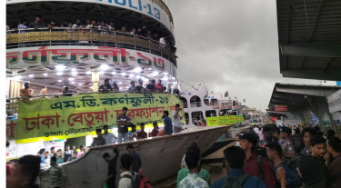 বৈরী আবহাওয়ায় সদরঘাট থেকে দক্ষিণাঞ্চলের সব লঞ্চ চলাচল বন্ধ