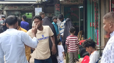 বৃষ্টি উপেক্ষা করে বাস কাউন্টারগুলোতে ঘরমুখো মানুষের ভিড়