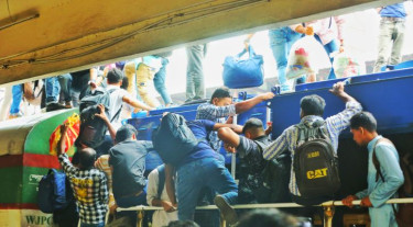 নিষেধাজ্ঞার তোয়াক্কা না করেই ট্রেনের ছাদে ঘরমুখো মানুষ