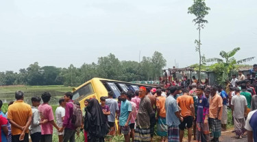 গাইবান্ধায় ট্রাকের সঙ্গে ধাক্কায় বাস খাদে, আহত ৮