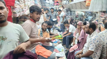 ঝিনাইদহে ঈদ বাজার জমে উঠেছে, কেনাকাটায় শেষ মুহূর্তে উপচেপড়া ভিড়