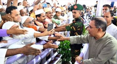জাতীয় ঈদগাহে মুসল্লিদের সঙ্গে প্রধানমন্ত্রীর শুভেচ্ছা বিনিময়