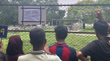 চিড়িয়াখানায় সাদা মহিষ দেখতে দর্শনার্থীদের উপচে পড়া ভিড়