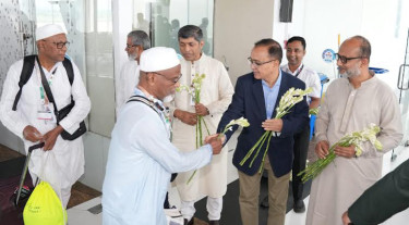 ফুল ও জমজমের পানি দিয়ে ফিরতি হজযাত্রীদের স্বাগত জানাল বিমান