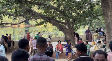 ঈদের ছুটির অবসরে ধানমন্ডি লেকে জমজমাট আড্ডা