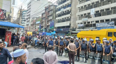 ইসলামী ব্যাংকের প্রধান কার্যালয়ের সামনে বিক্ষোভ, টিয়ারশেল-সাউন্ড গ্রেনেডে কয়েকজন আহত