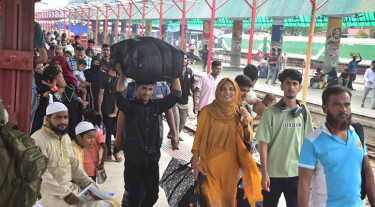 ছুটি শেষে বন্দরনগরীতে ফিরছে মানুষ, রেলস্টেশনে যাত্রীদের ভিড়