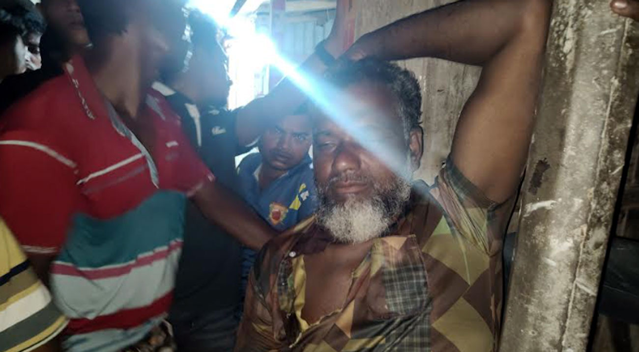 দস্যু সন্দেহে একজনকে আটক করে পুলিশে দিল জনতা